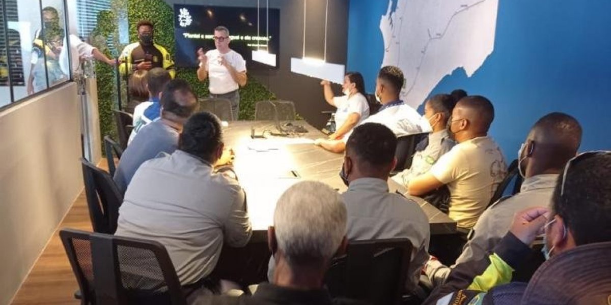 Operadores do BRT de Salvador participam de curso de Libras