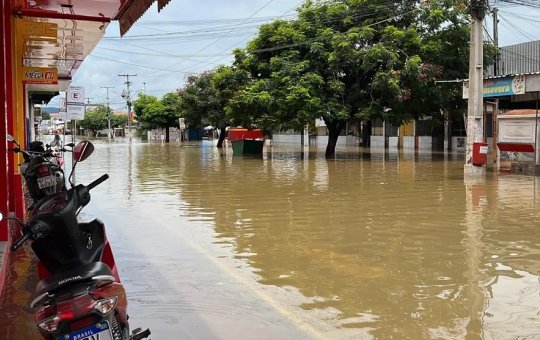 Rio Jequiezinho transborda e deixa parte de Jequié debaixo d'água