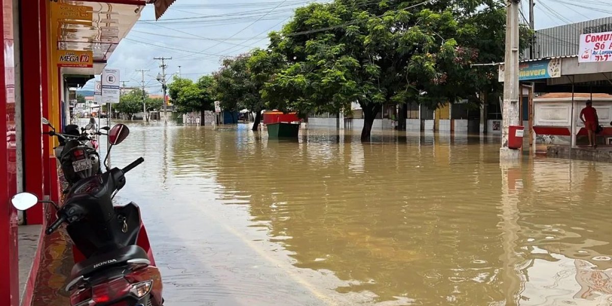Rio Jequiezinho transborda e deixa parte de Jequié debaixo d'água