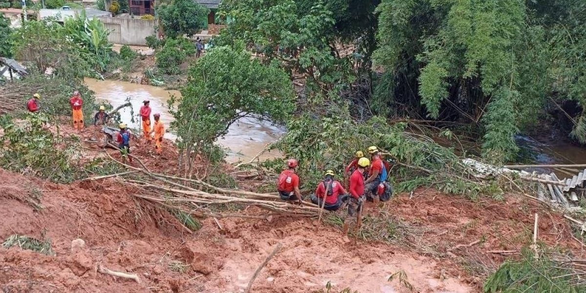 Três pessoas morrem em deslizamento de terra em Minas Gerais