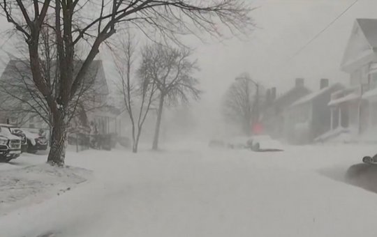 Onda de frio nos EUA gera nevascas, cancela voos e mata ao menos 34
