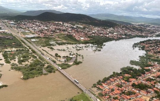 Jerônimo Rodrigues e Adolfo Menezes visitam áreas alagadas pela chuva em Jequié