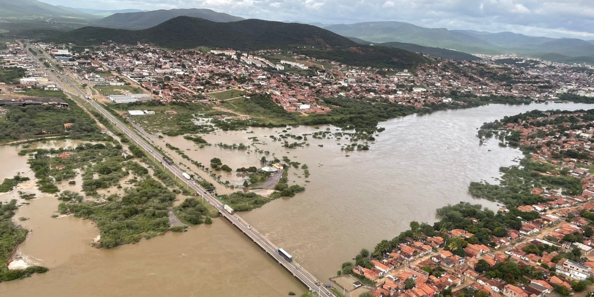 Jerônimo Rodrigues e Adolfo Menezes visitam áreas alagadas pela chuva em Jequié
