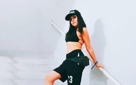 Velocidade 2x: Cantora entra no Guinness com o rap mais rápido do mundo