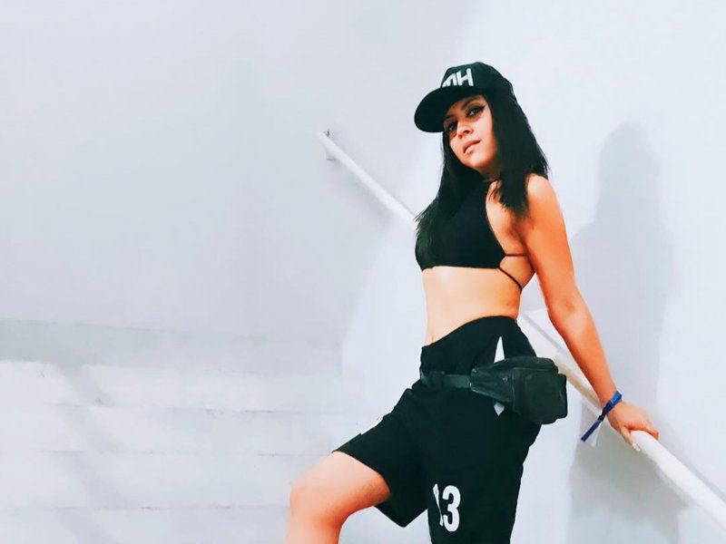 Velocidade 2x: Cantora entra no Guinness com o rap mais rápido do mundo - Varela Net