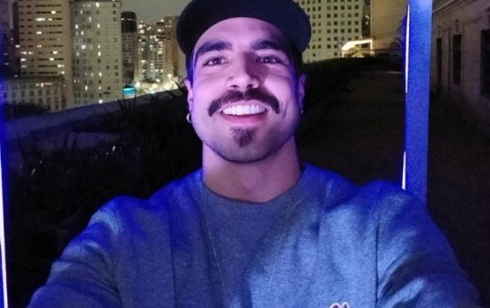 Caio Castro aparece com novo visual para 2023 e arranca suspiros na web; confira
