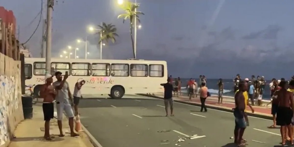 Após morte de jovem no Nordeste de Amaralina, grupo realiza protesto em Salvador