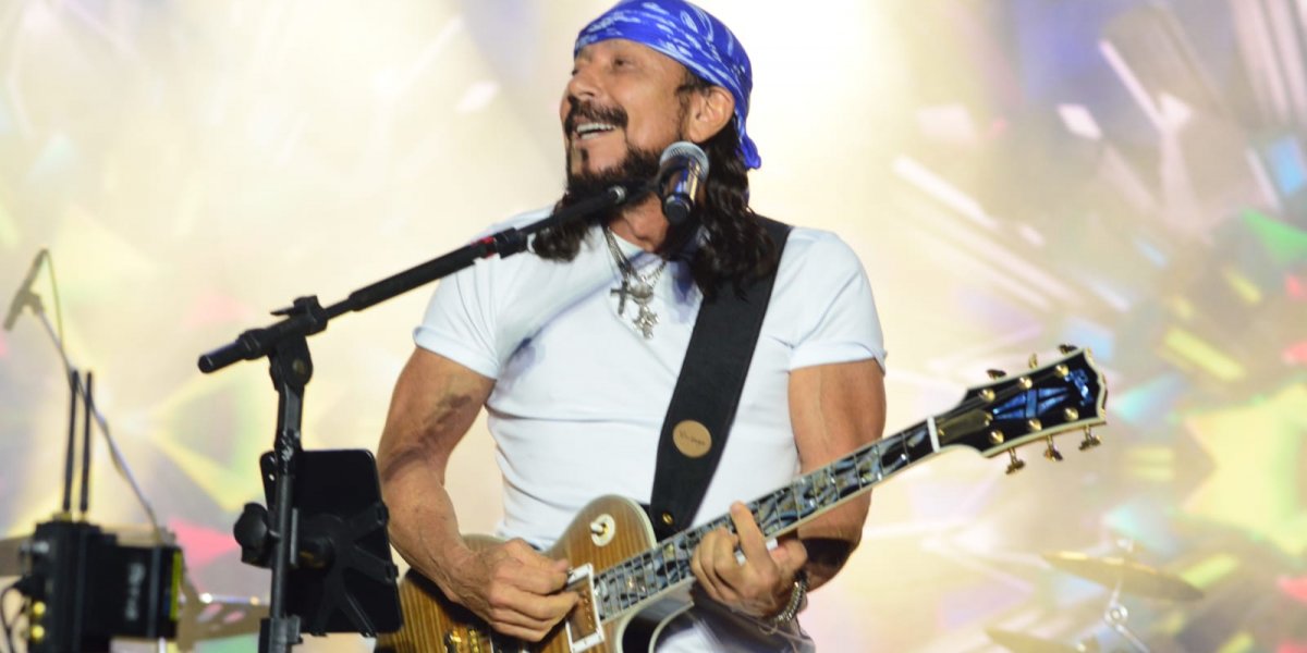 Bell desfila sucessos da carreira na 1ª noite do Festival Virada Salvador