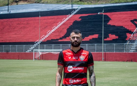 Novo lateral do Vitória, João Lucas é apresentado oficialmente na Toca do Leão