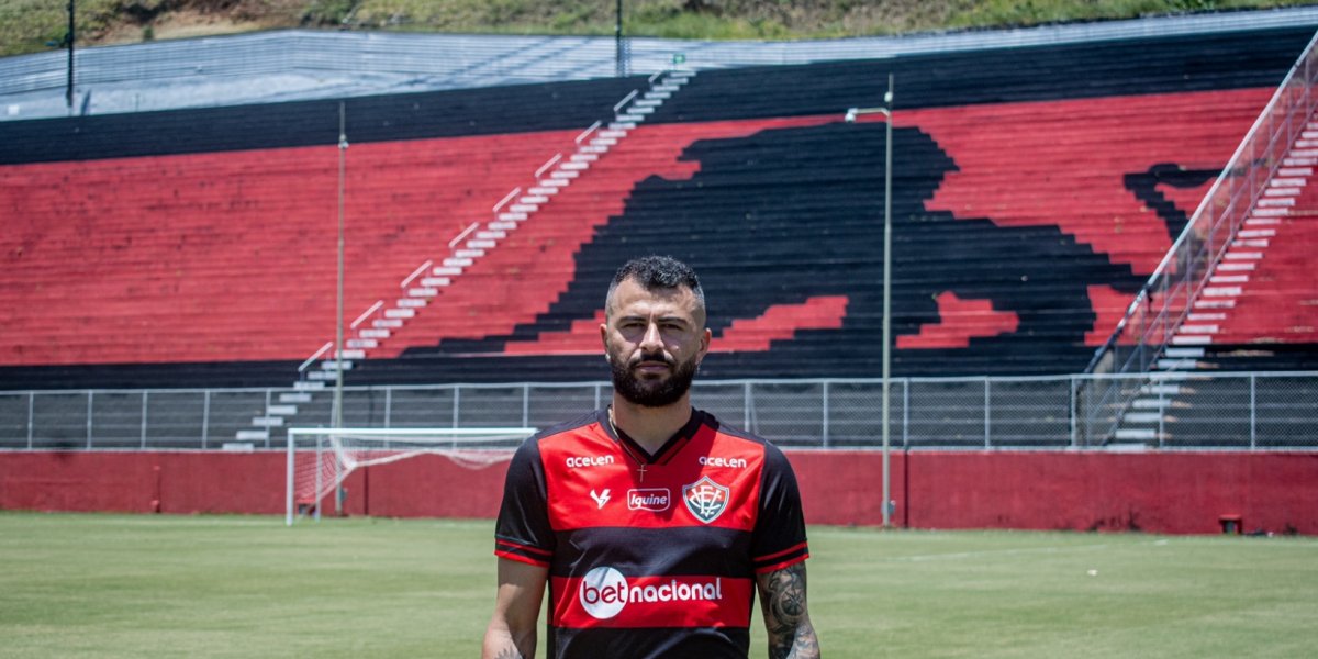 Novo lateral do Vitória, João Lucas é apresentado oficialmente na Toca do Leão