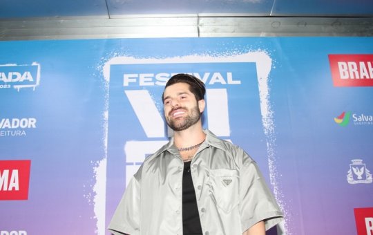 Alok sobe ao palco do Festival Virada Salvador com set nacional eletrônico