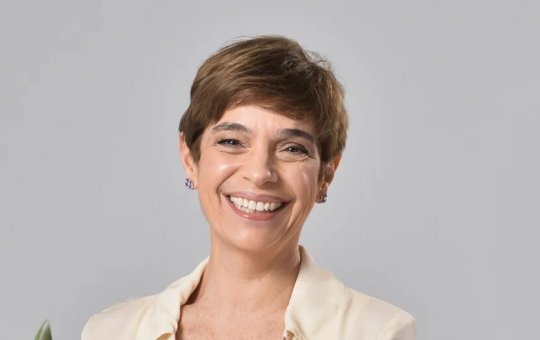 Renata Lo Prete troca calçados durante jornal ao vivo e viraliza nas redes