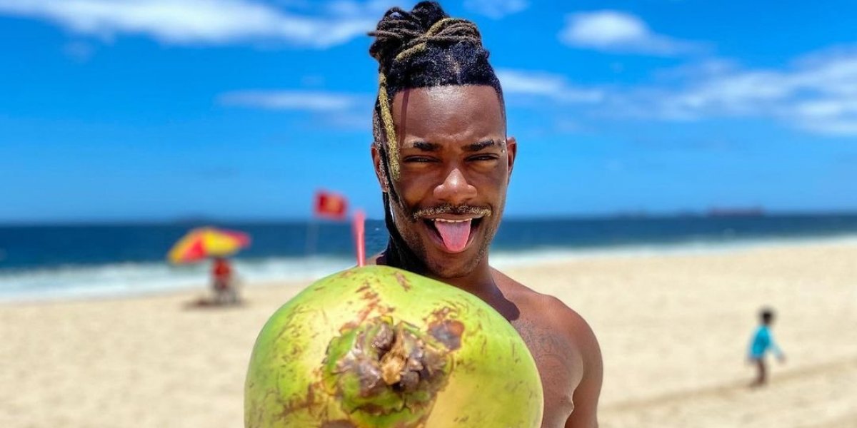 Com fim de ‘A Fazenda 14’, Pelé Milflows surge com ‘mala’ pronta em praia do RJ