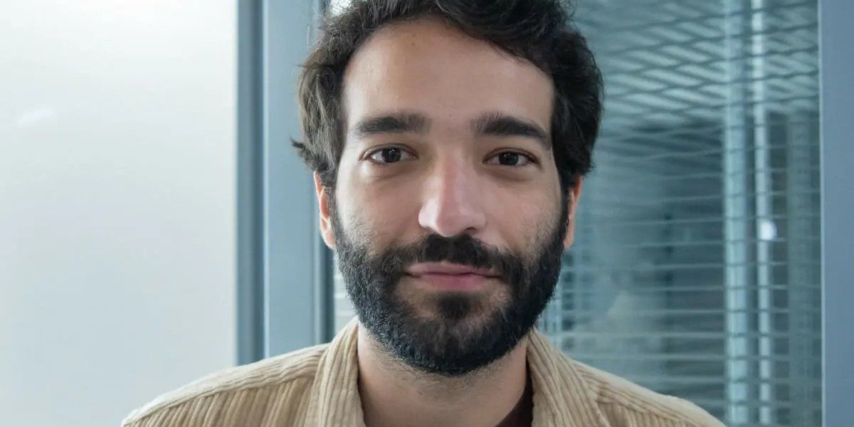 Humberto Carrão assume namoro com produtor Thales Junqueira e surpreende fãs