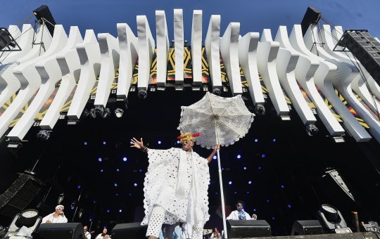 Cortejo Afro espalha positividade na abertura do 3º dia do Festival Virada
