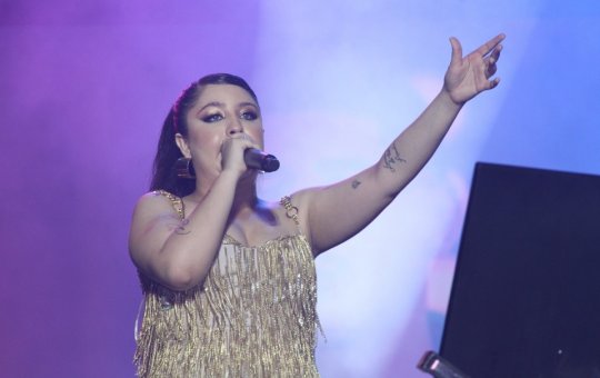 Mari Fernandez embala Arena Daniela Mercury com forró e piseiro