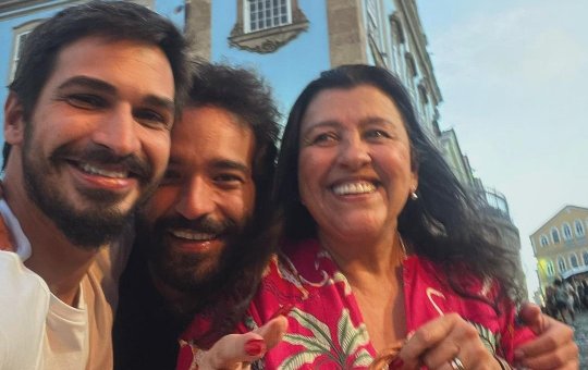 Regina Casé se revolta após suspeitas de namoro entre Humberto Carrão e produtor