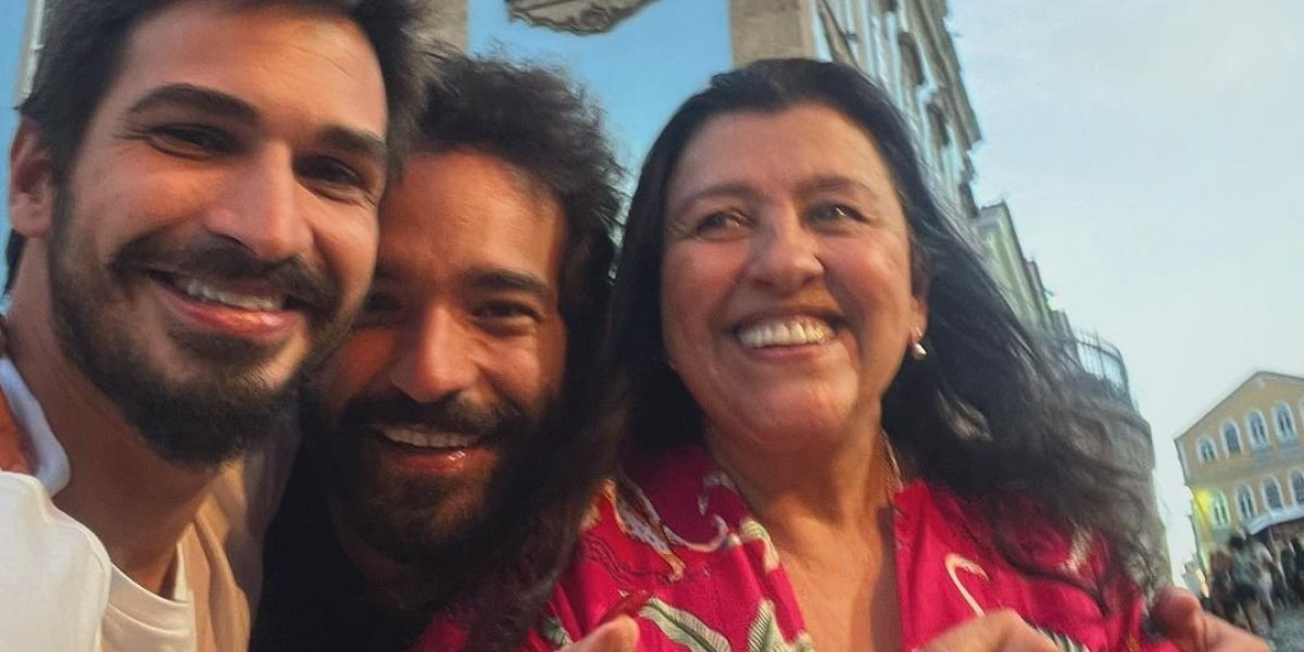 Regina Casé se revolta após suspeitas de namoro entre Humberto Carrão e produtor