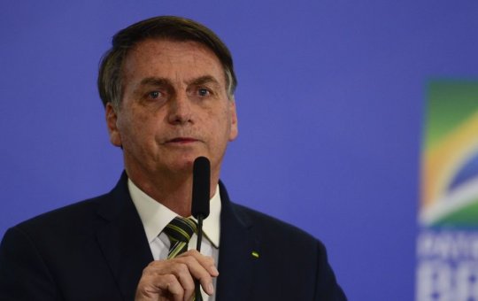 Nos EUA, Bolsonaro dá autógrafos e combina pelada com apoiadores
