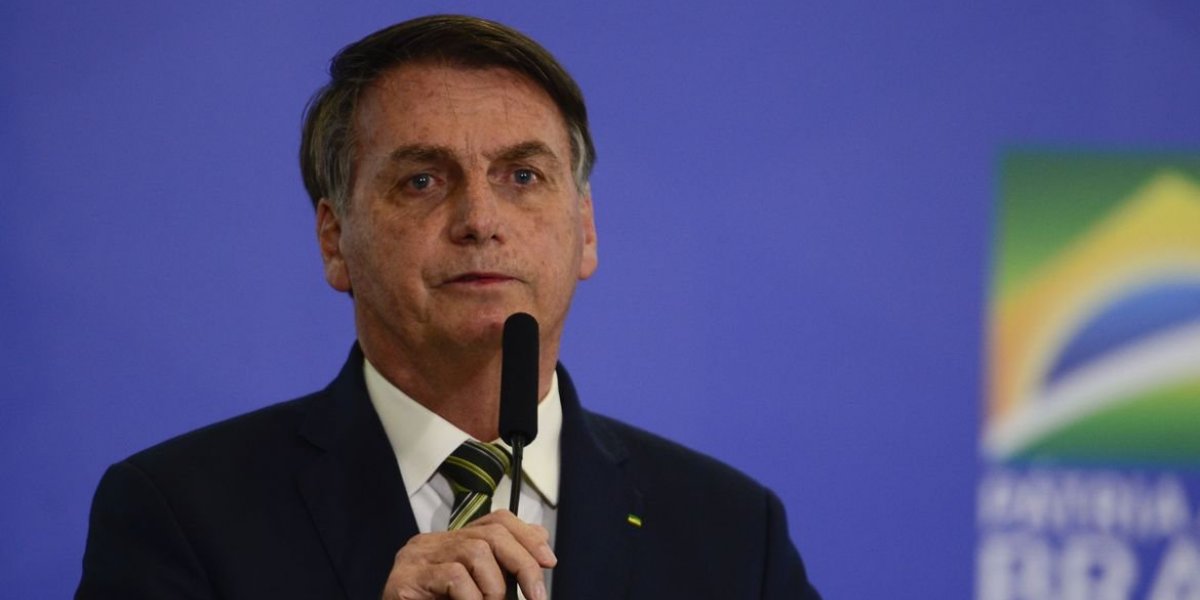 Nos EUA, Bolsonaro dá autógrafos e combina pelada com apoiadores