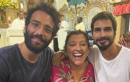 Regina Casé desmente suposto romance entre Humberto Carrão e Thales Junqueira
