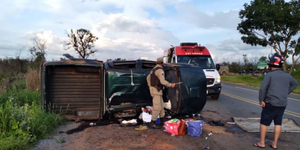Duas pessoas morrem e uma fica ferida em grave acidente na BR-349