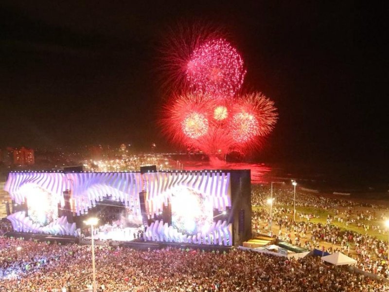 Com queima de fogos, Festival Virada Salvador celebra chegada do Ano Novo