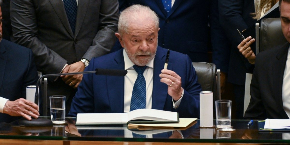 Em 1º discurso, Lula cita vitória contra o "ódio" e promete combate à fome