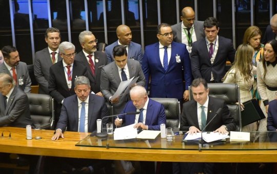 "Estamos revogando decreto de armas e munições", diz Lula durante posse