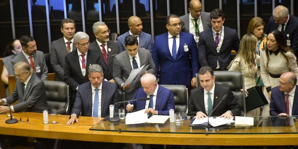 "Estamos revogando decreto de armas e munições", diz Lula durante posse