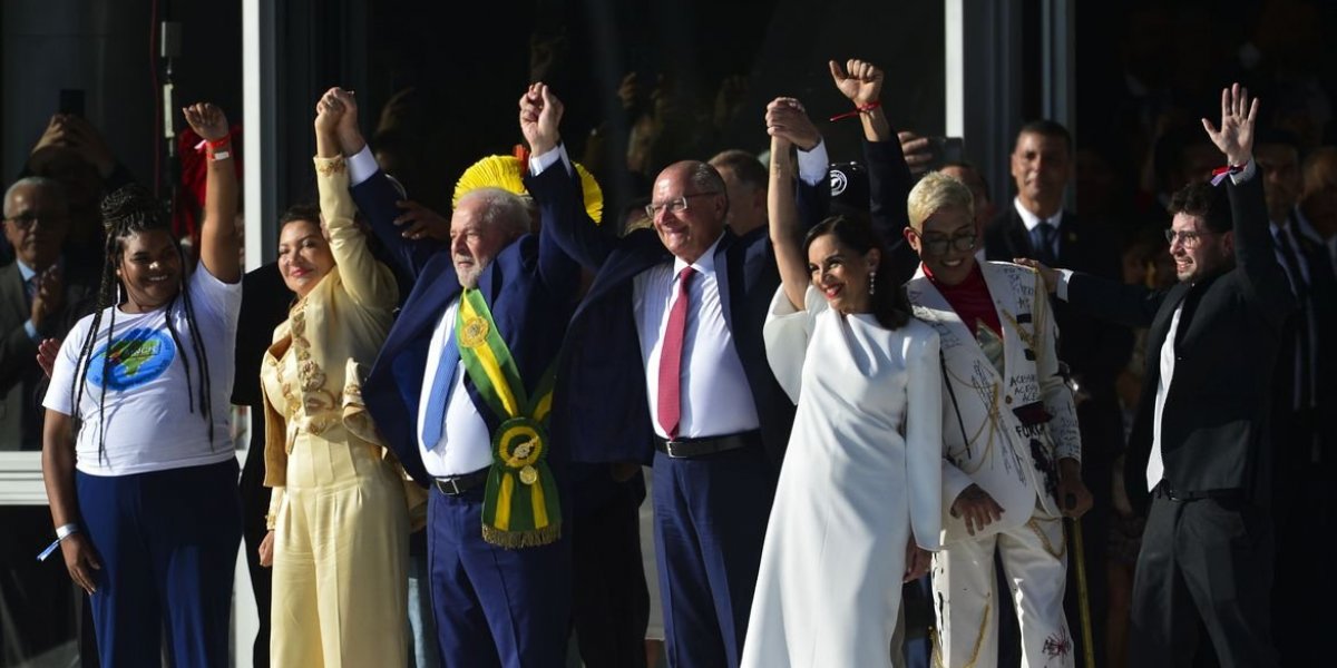 Lula recebe faixa presidencial de catadora de material reciclável