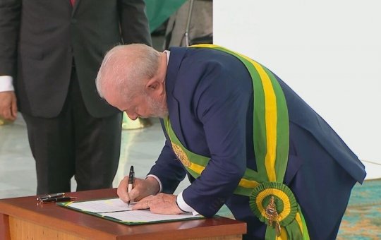 Lula assina decretos, muda políticas de armas e mira sigilos de Bolsonaro