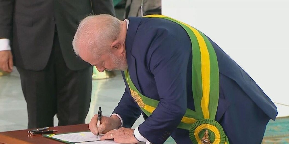 Lula assina decretos, muda políticas de armas e mira sigilos de Bolsonaro