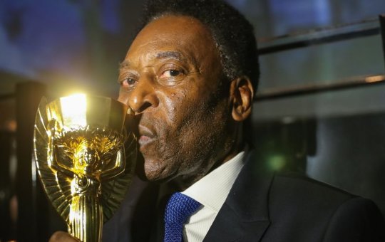 Corpo do Rei Pelé começa a ser velado na Vila Belmiro