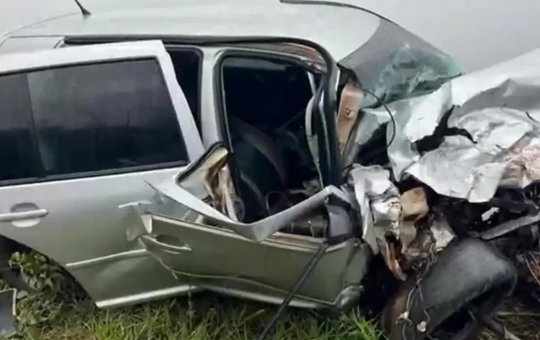 Mulher morre e sete ficam feridas em colisão entre carro e caminhonete na BA-142