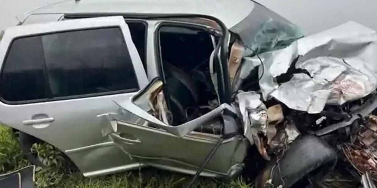 Mulher morre e sete ficam feridas em colisão entre carro e caminhonete na BA-142