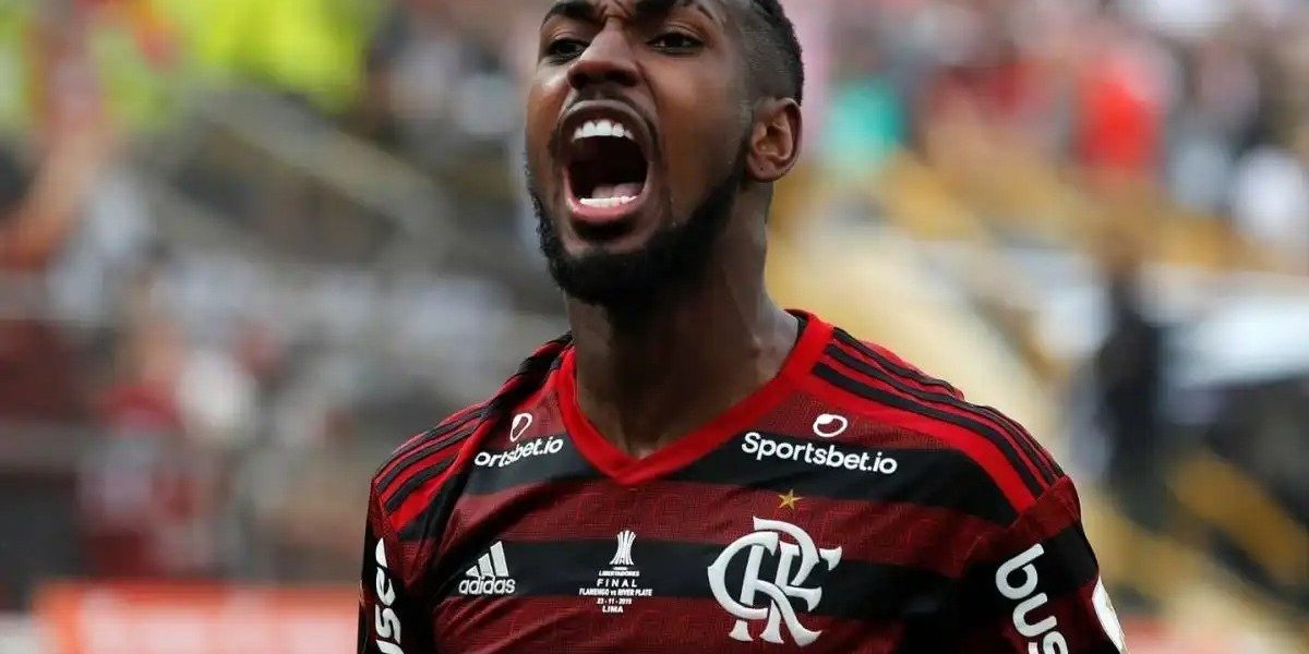 Flamengo acerta o retorno do meio-campista Gerson, que já está no Brasil