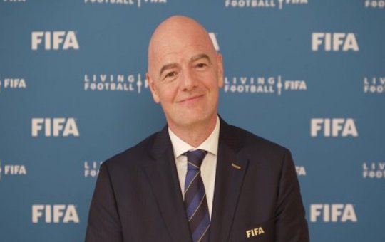 Presidente da Fifa comparece a velório de Pelé e enaltece legado: "Eterno"