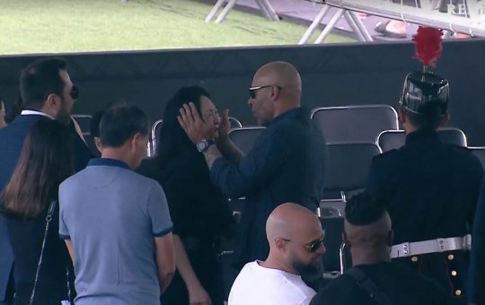 Viúva de Pelé, Márcia Aoki é flagrada aos prantos no velório do ex-jogador