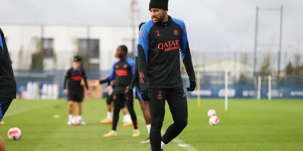 Barrado pelo PSG, Neymar não vai a velório de Pelé e treina na França