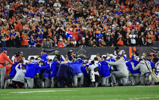 Jogador de futebol americano sofre parada cardíaca em jogo da NFL e é entubado