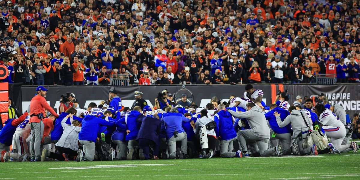 Jogador de futebol americano sofre parada cardíaca em jogo da NFL e é entubado