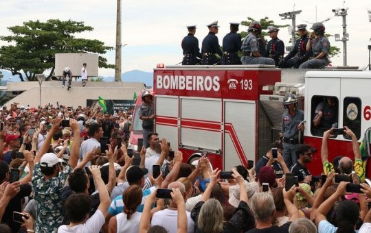 Pelé é enterrado após velório na Vila Belmiro e desfile em carro aberto