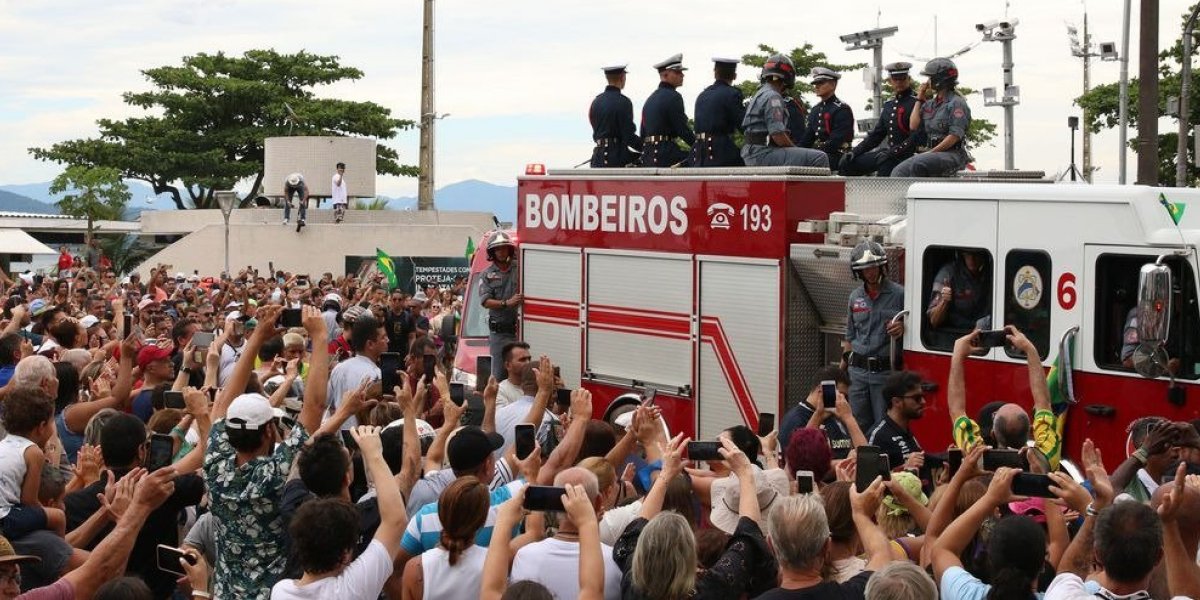 Pelé é enterrado após velório na Vila Belmiro e desfile em carro aberto