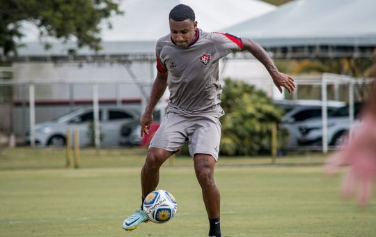 Vitória: Volante Dionísio passa por cirurgia nesta terça-feira após sofrer lesão