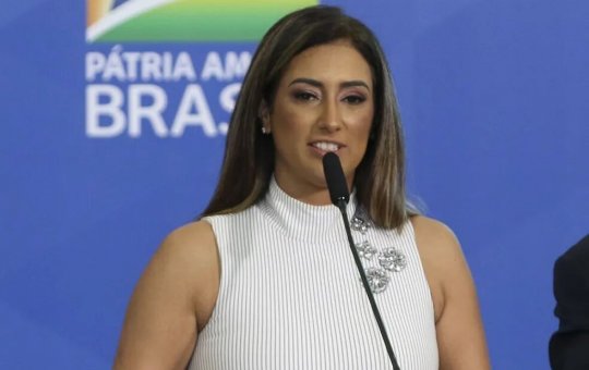 Ex-ministra de Bolsonaro pede desfiliação do PL após ser vista abraçando Lula 