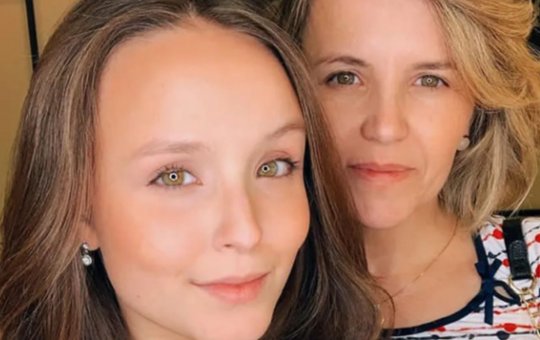 Mãe de Larissa Manoela fala sobre deixar de seguir a filha nas redes sociais