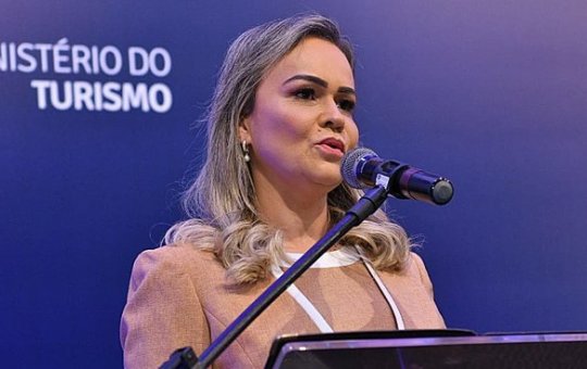 Ministra acusada de envolvimento com milícia desabafa: "Querem me queimar"