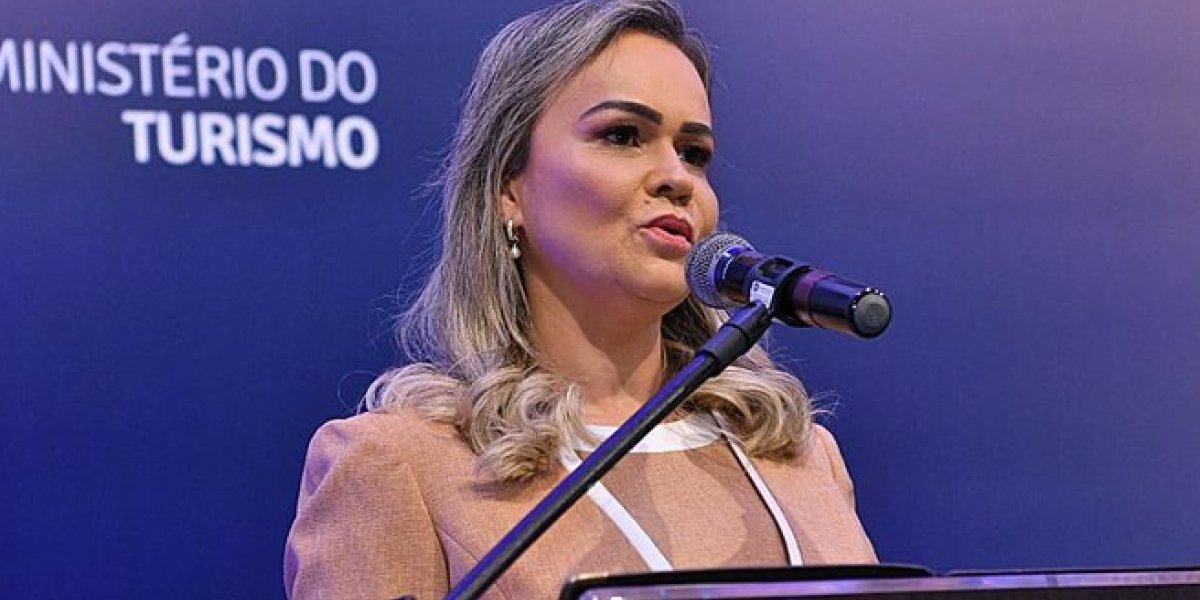 Ministra acusada de envolvimento com milícia desabafa: "Querem me queimar"