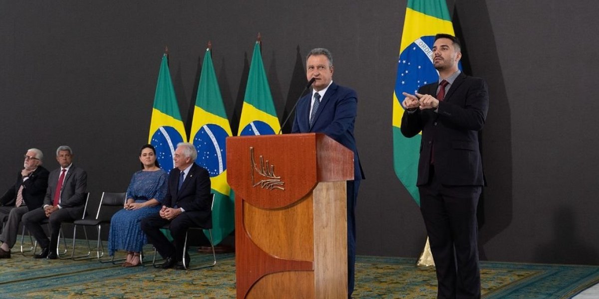 "É preciso calma", diz Rui sobre possível relação de ministra com miliciano